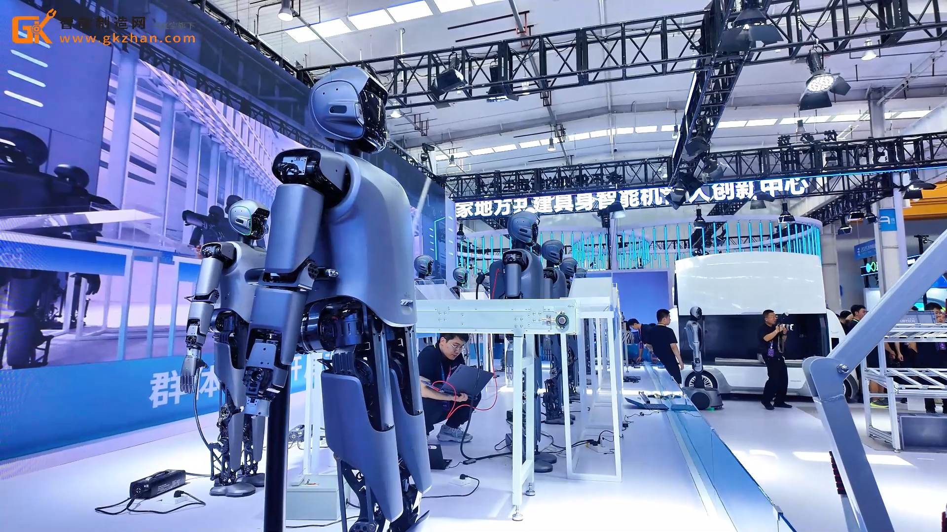 “人形机器人第一股”优必选携五大人形机器人亮相2025世界机器人大会