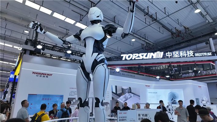 中坚科技旗下桦之坚携概念人形机器人ZERO亮相2026世界机器人大会
